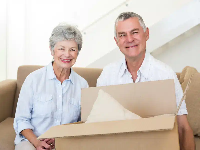 Bild på ett äldre par som flyttar miljövänligt.
