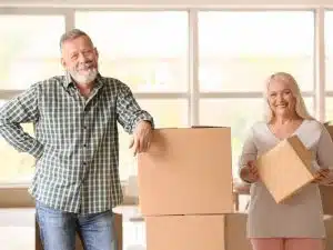 Bild på ett äldre par som flyttar.