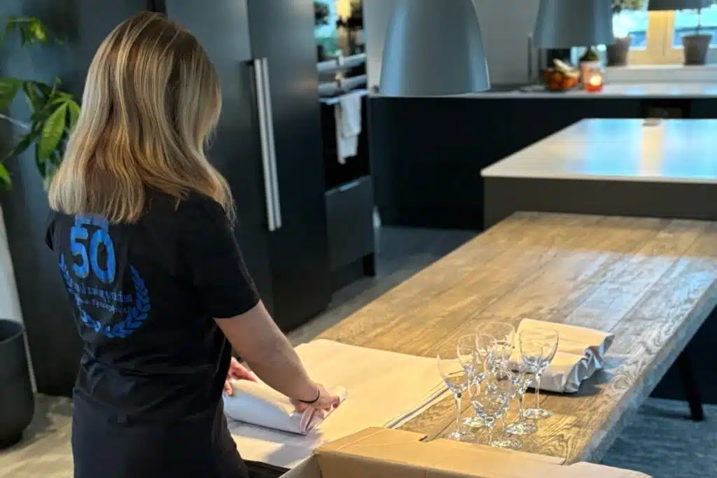 checklista-flyttpackning Tjej som packar glas inför flytt